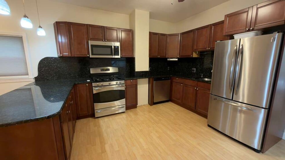 Building Photo - 791 Saratoga St