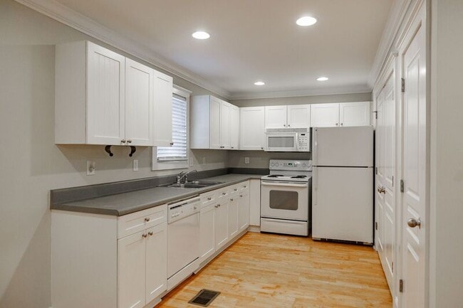 Building Photo - 490 S Barnett Shoals Rd