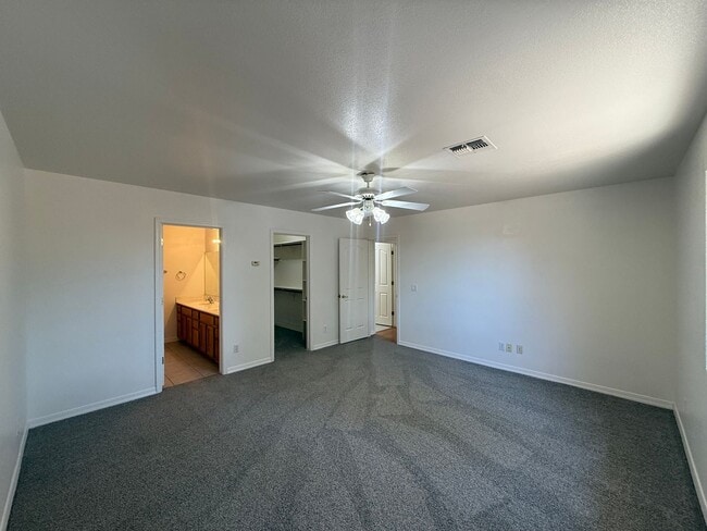 Building Photo - 3 Bedroom 2 Bathroom Home