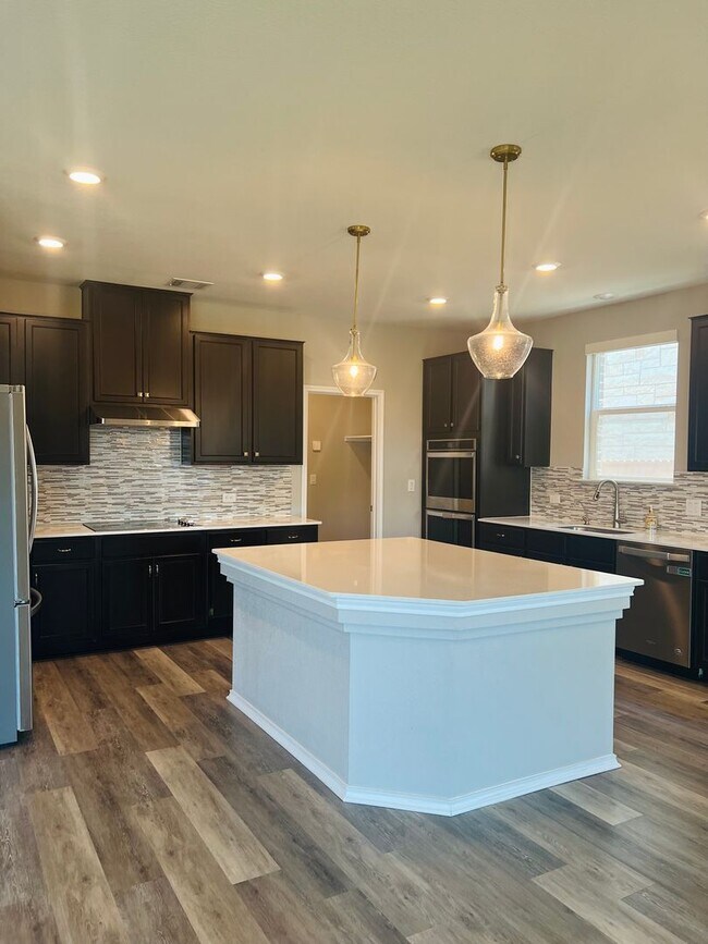 Building Photo - Tech Ridge Area Gem – Nearly 3,000 Sq Ft o...