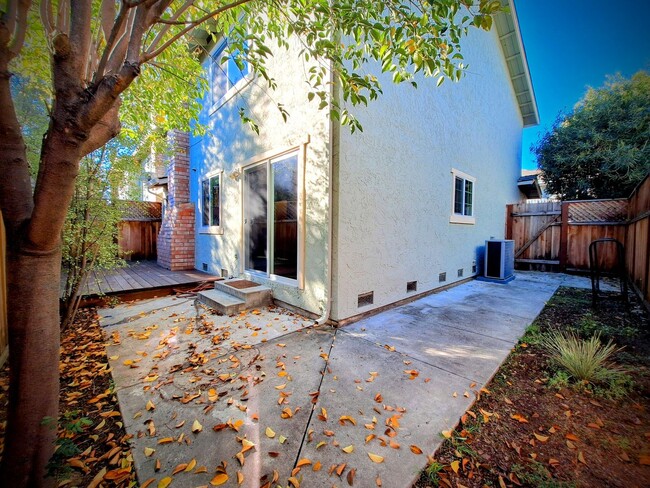 Building Photo - Beautiful Townhouse w/Laundry, Yard, Accep...