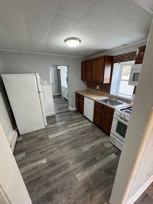 Building Photo - 27 Elm Ave