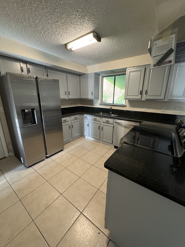 Building Photo - 4 bedroom 3 full bath home for rent in man...