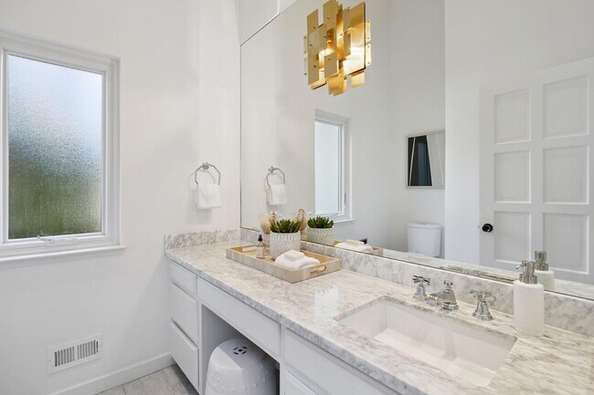 Building Photo - 6 Friars Ln