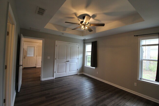 Building Photo - 3 Bedroom in Magnolia Gardens Available Now!