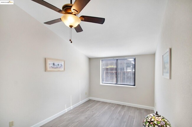 Building Photo - GREAT BRENTWOOD LOCATION IN THIS WONDERFUL CENTRALLY LOCATED COMMUNITY; GREAT CONDITION AND MOVE ...