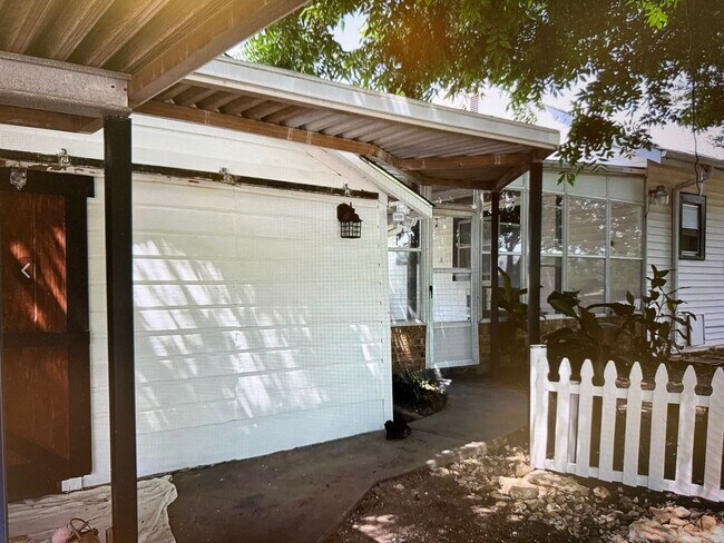 Building Photo - Charming 2 bed 2 bath 1 car garage AND 2 CAR CARPORT!!  Modern Farmhouse with Glassed in Sunroom!