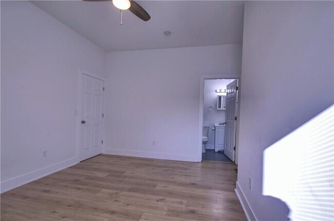 Building Photo - 1327 Reddour St