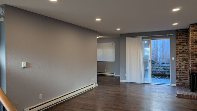 Building Photo - Updated 2BD 1.5BA townhouse in Heart of Be...