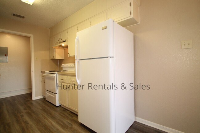 Building Photo - Updated 2-Bedroom Townhome with Modern Fin...
