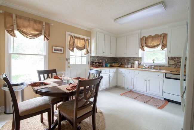 Building Photo - 223 Vintage Ave