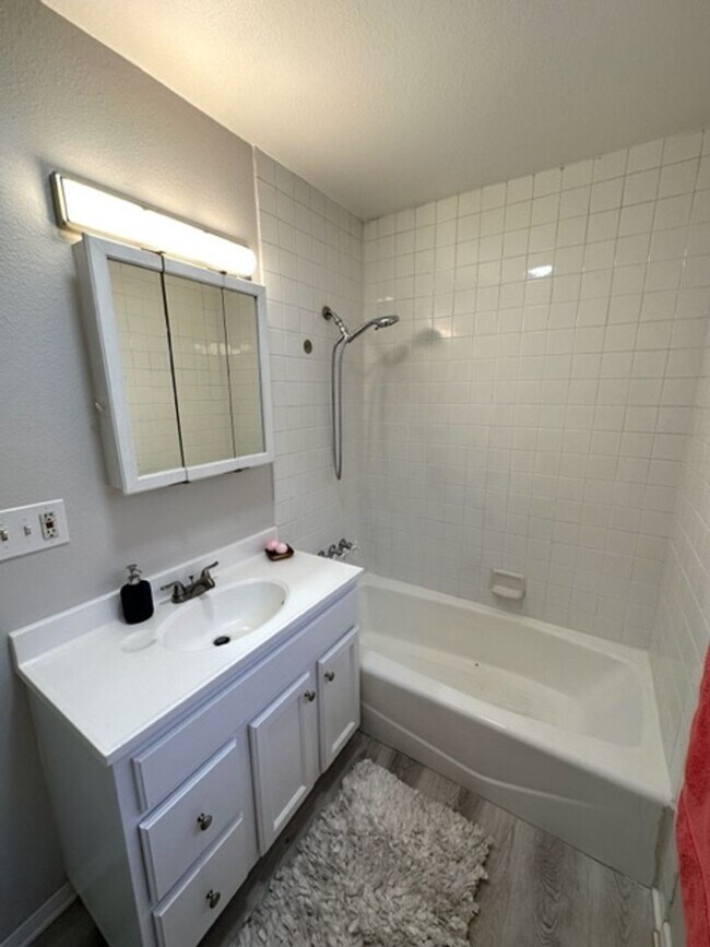Building Photo - 2+1 Bungalow Cottage-  central a/c, carport, patio, washer/dryer hookups, pet friendly