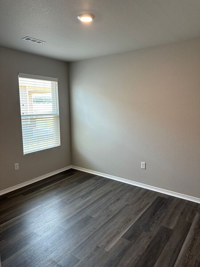 Building Photo - 203 Logan Dr