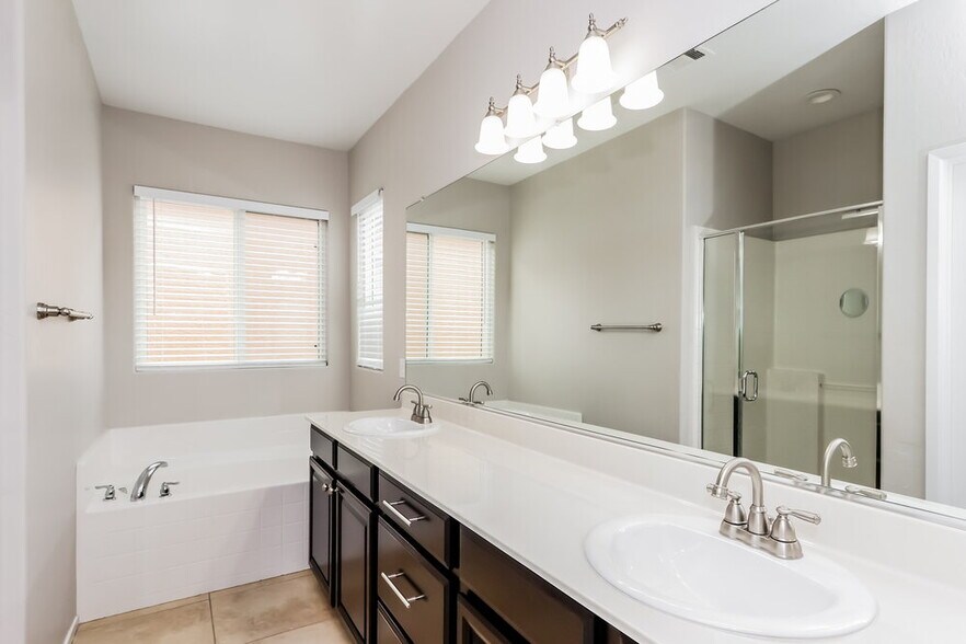 Building Photo - 7585 Perla Del Mar Ave