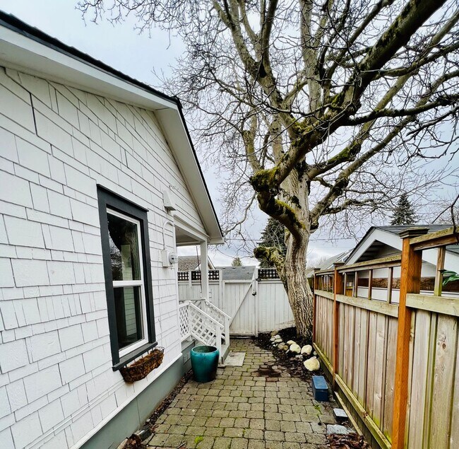 Building Photo - Phinney Ridge Cottage