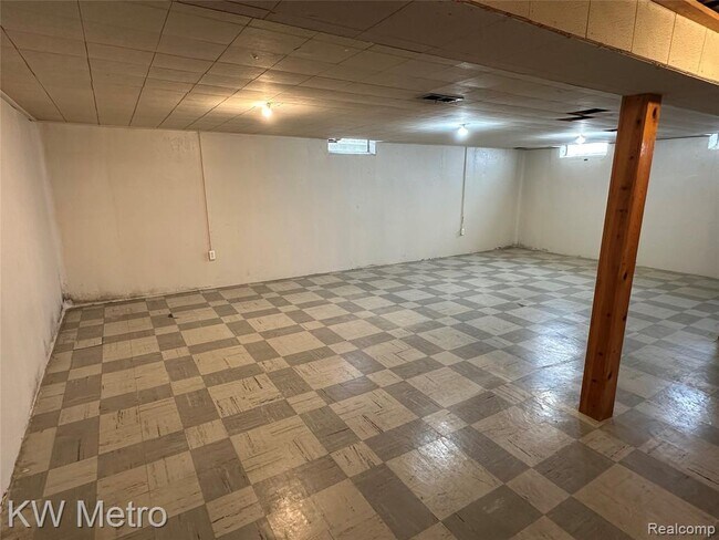 Building Photo - 21624 Winshall St