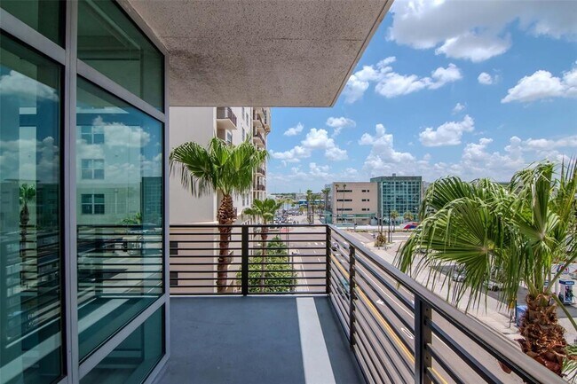 Building Photo - 1208 E Kennedy Blvd