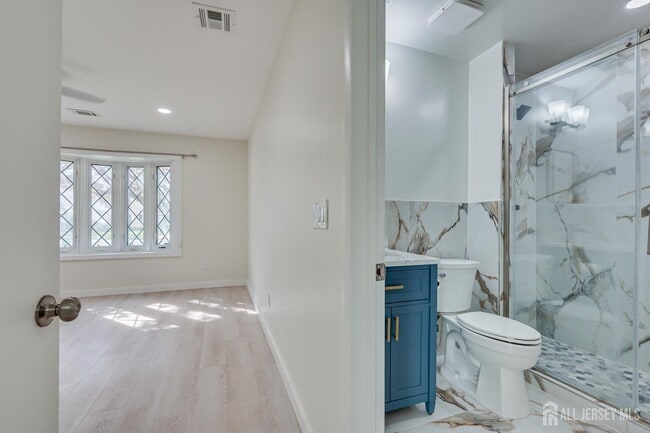 Building Photo - 6 Woodbury Rd