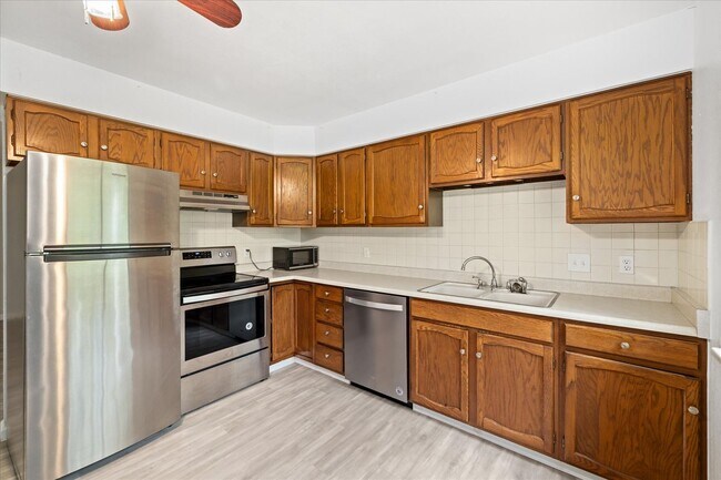 Building Photo - Bright & Updated 2 Bed Rental – Move-In Re...