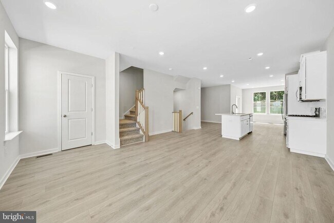 Building Photo - 258 Talucci Dr