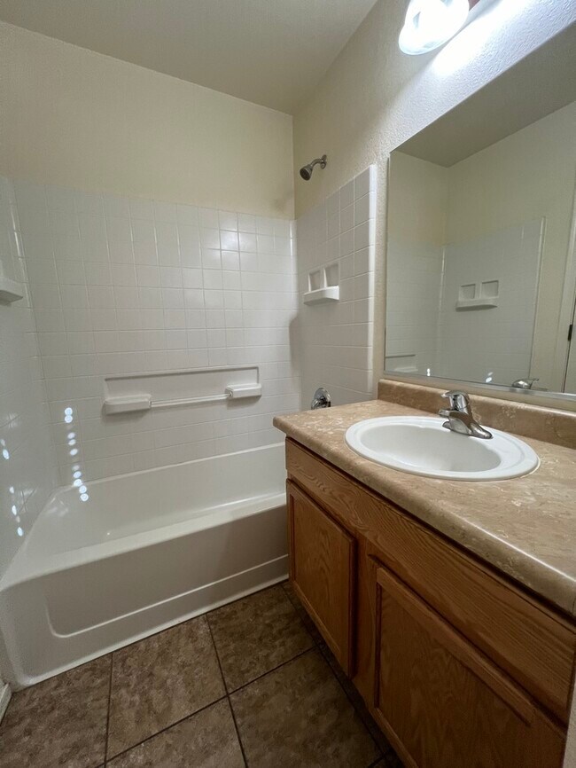 Building Photo - Townhome For Rent