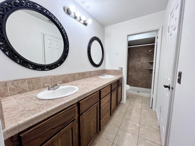 Building Photo - $2,295 Villa & Barstow, 3 Bedroom Condo - ...