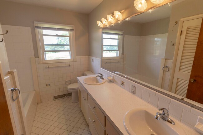 Building Photo - 1213 E Smiley Ln