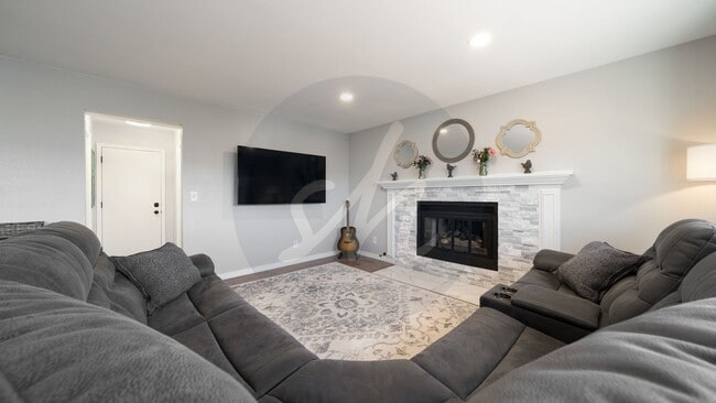 Building Photo - Remodeled Gem in Briargate