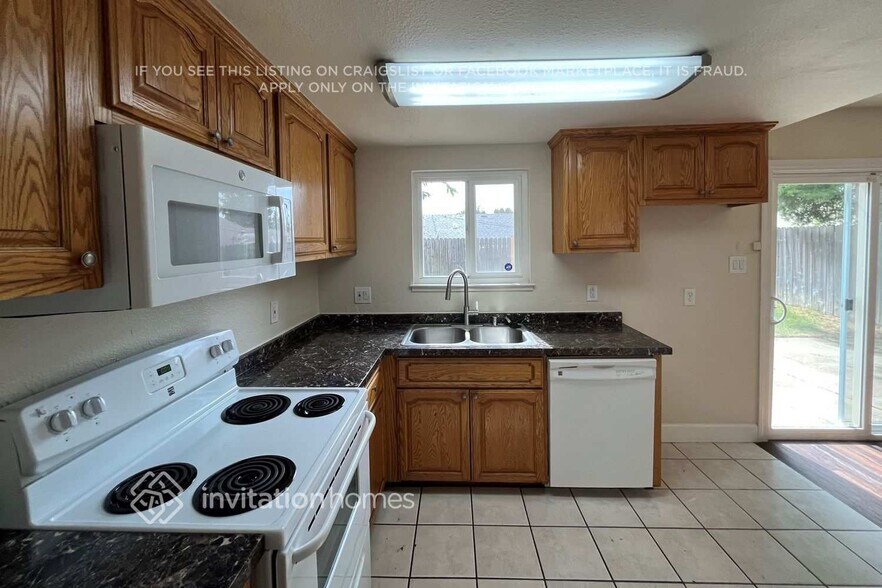 Building Photo - 3912 Moonbeam Dr