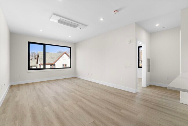 Building Photo - 4525 Bergenwood Ave