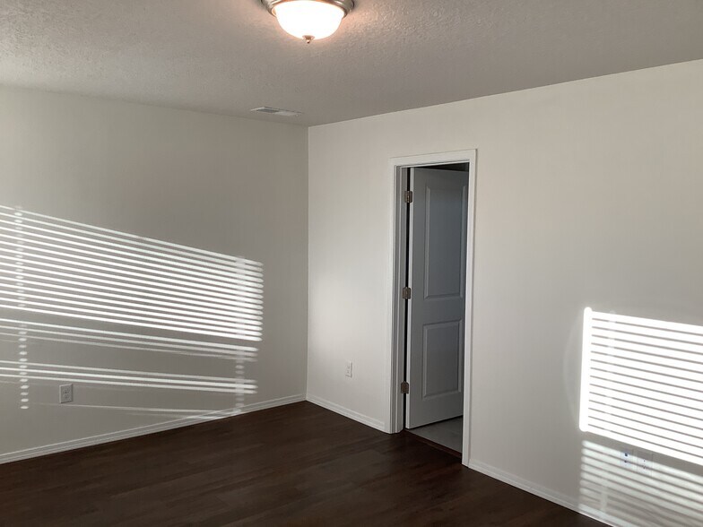 Building Photo - 2281 Solara Loop NE