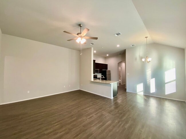 Building Photo - Luxury Duplex in Seguin!