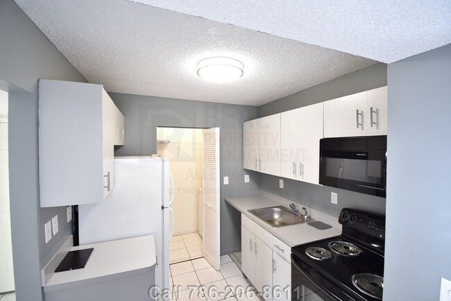 Building Photo - Prime Rental: Spacious 2-Bed, 2-Bath In Carmel Lakes Gated Community