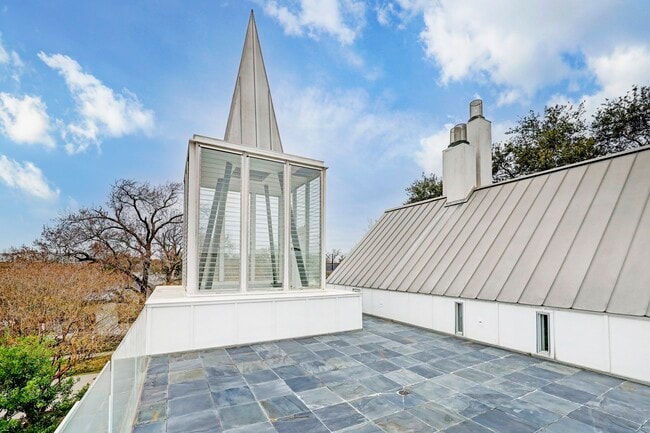 Building Photo - 2200 Harvard St