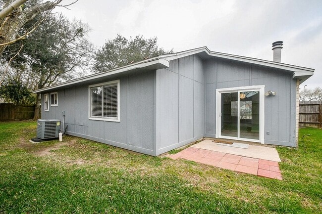 Building Photo - 15315 Cedar Ridge Dr