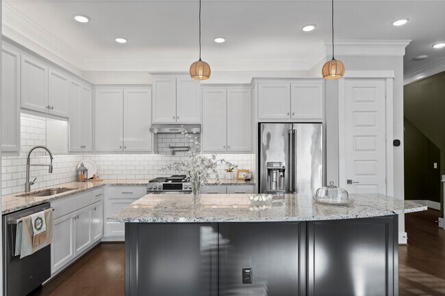 Building Photo - 817 Kamano Ave