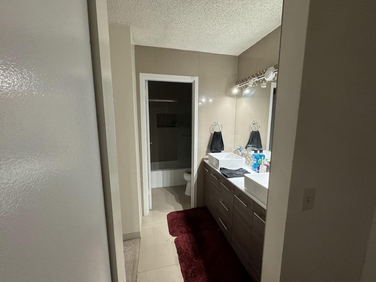 master bathroom - 200 Dearborn N St