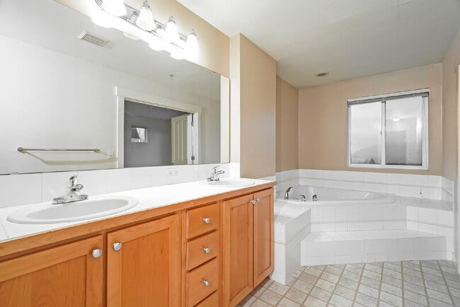 Building Photo - 23120 SE Black Nugget Rd