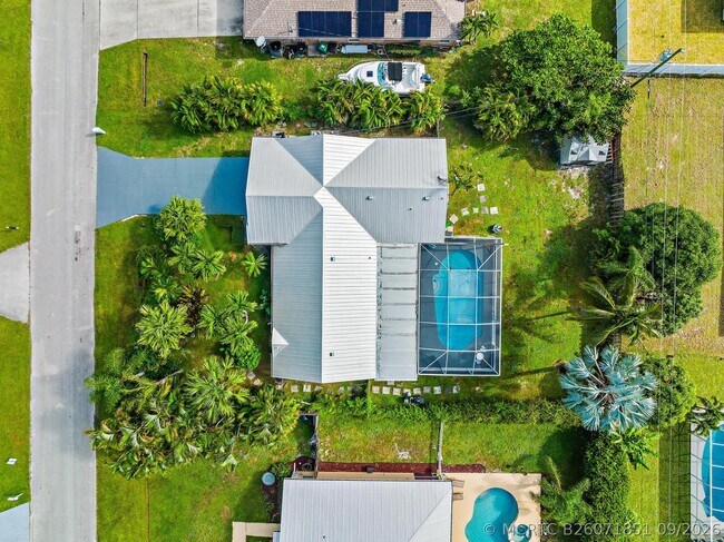 Building Photo - 414 SW Lairo Ave