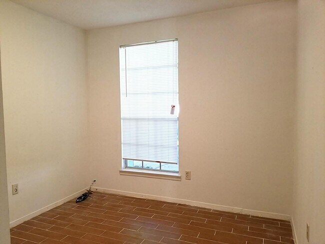 Building Photo - 11523 Glenwolde Dr