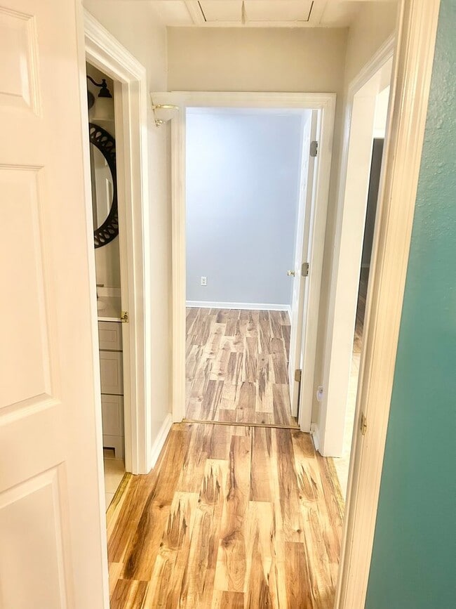 Building Photo - Charming 3BR Townhouse Near Shopping & Doctors Hospital