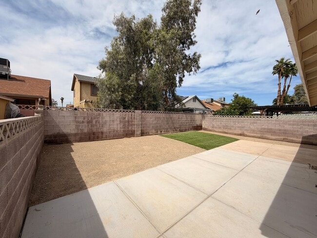 Building Photo - Welcome to this charming single-story home located in the Sunrise Manor!