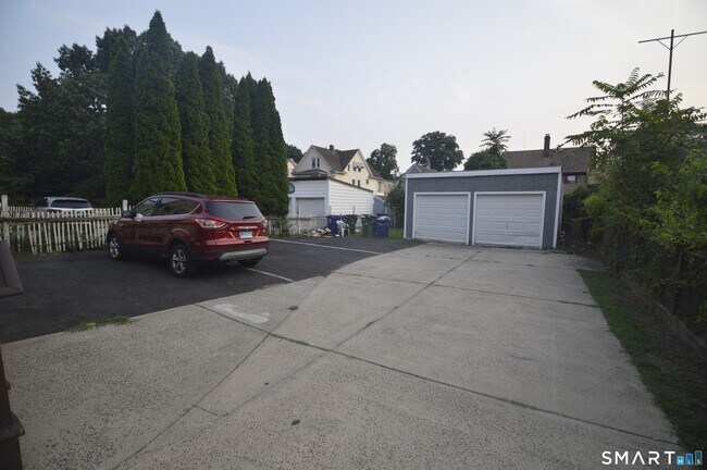 Building Photo - 807 Brewster St