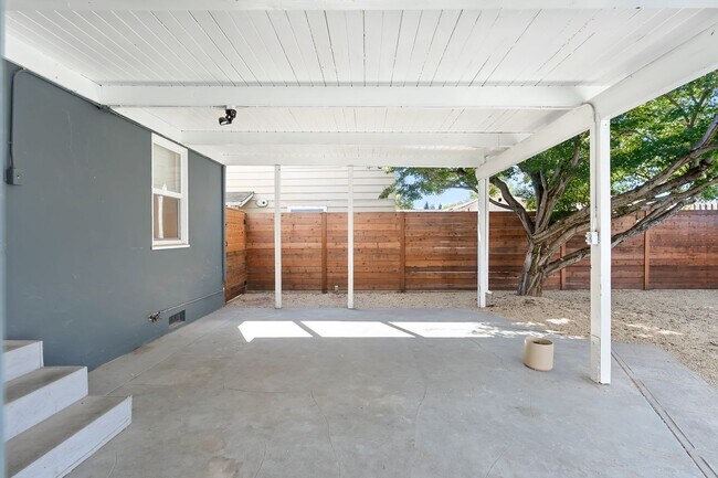 Building Photo - Charming Updated 2 bed, 2 bath Home near D...