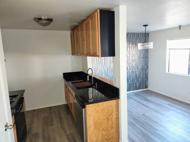 Building Photo - 14746 Delano St