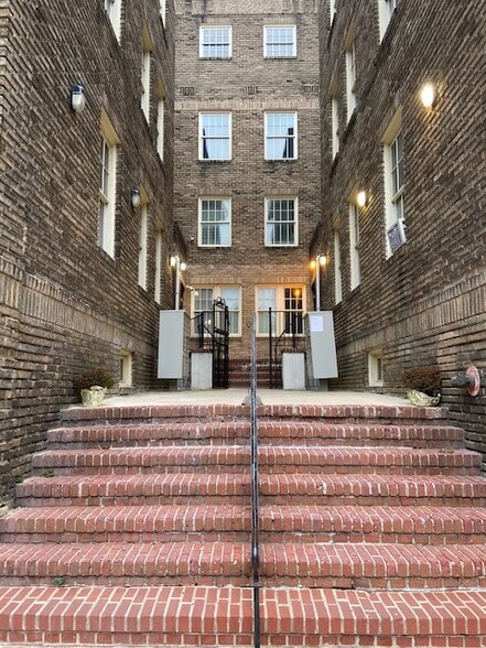 Primary Photo - 2511 Eutaw Pl