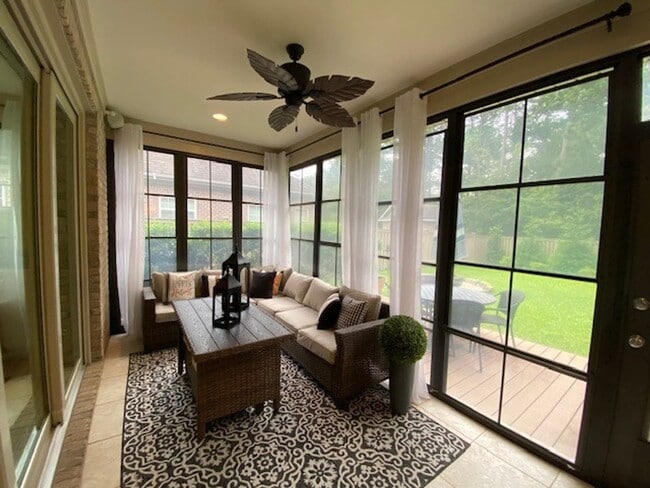 Building Photo - Beautiful Fully Furnished 3 bed 2 bath hom...