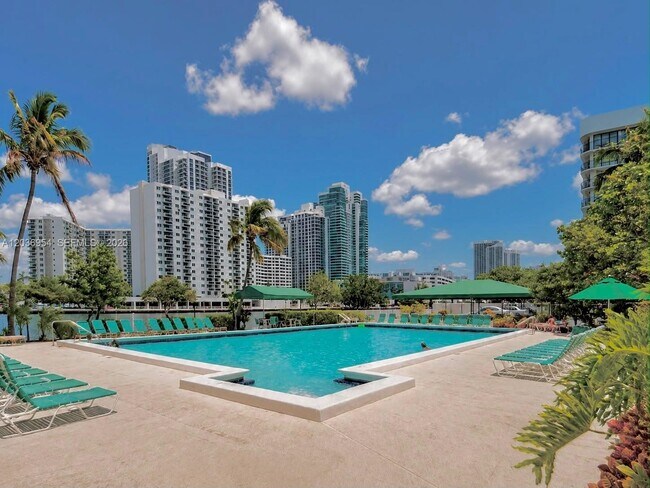 Building Photo - 1000 Parkview Dr