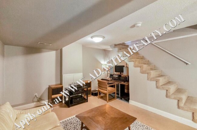 Building Photo - Inviting 3 Bedroom Close to Everything-Available in MAY!!