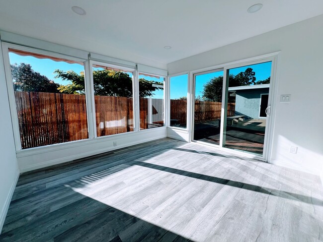 Building Photo - North Pacific Beach 3 Bedroom 2 Bath One S...